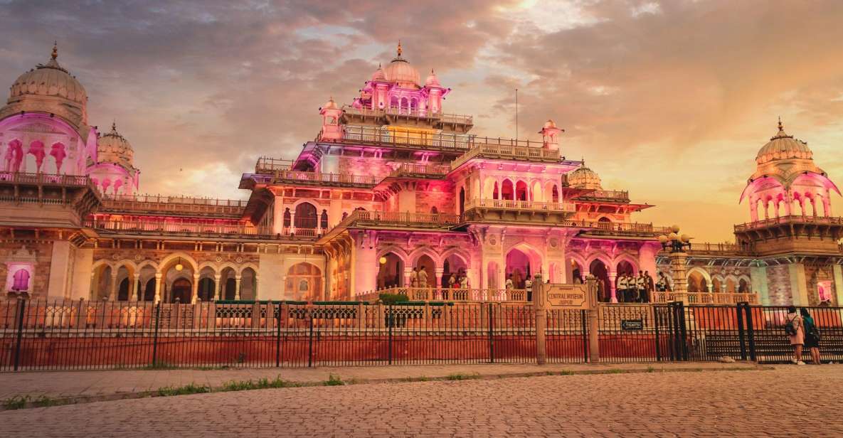 Jaipur Sightseeing by Tuk-Tuk: Temples, Palaces & Markets - Hawa Mahal and Panna Meena ka Kund: icons first, then something unusual