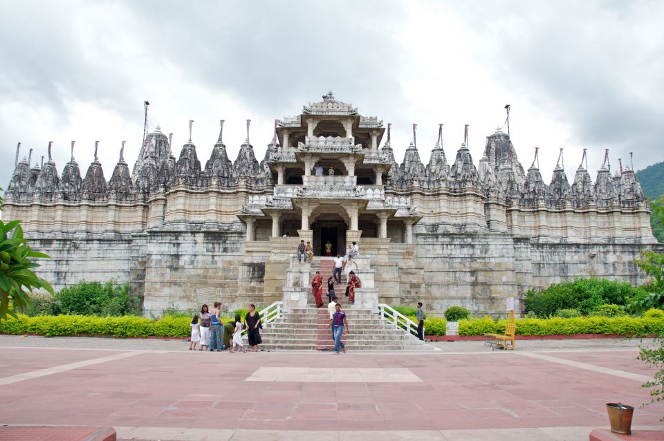 Kumbhalgarh and Ranakpur: Private Day Trip from Udaipur - Lunch stop: flexible eating without derailing your day