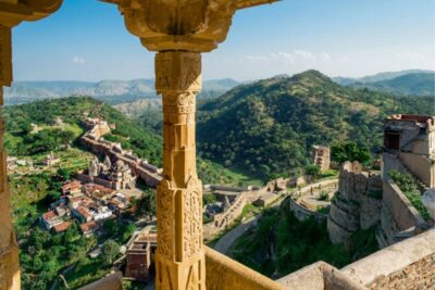 Kumbhalgarh and Ranakpur: Private Day Trip from Udaipur - Fort storytelling with a live English/Hindi guide