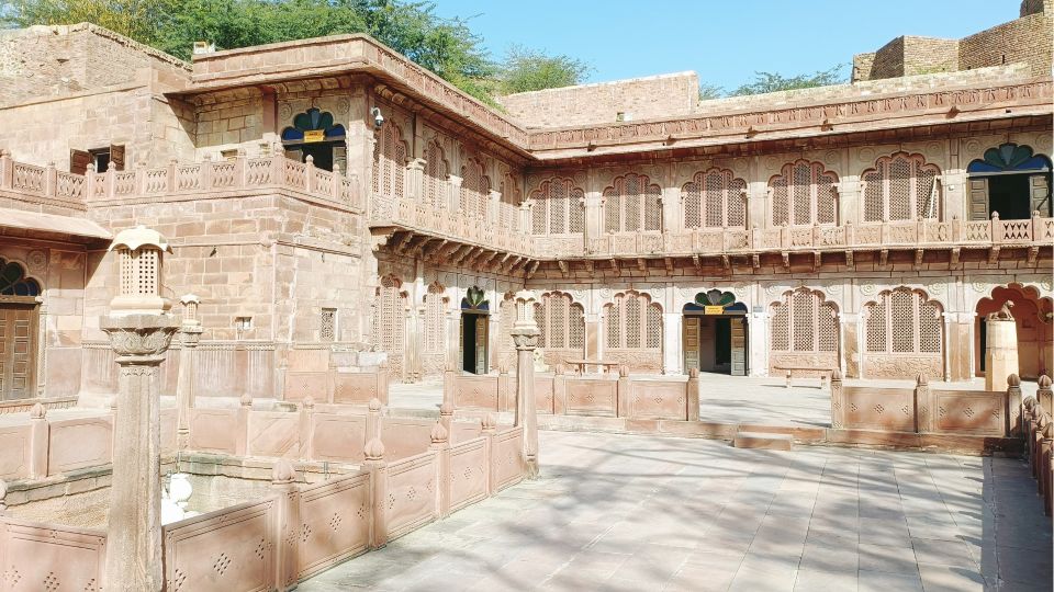Mandore Garden Guided tour - Royal Cenotaph: how to look so it actually lands
