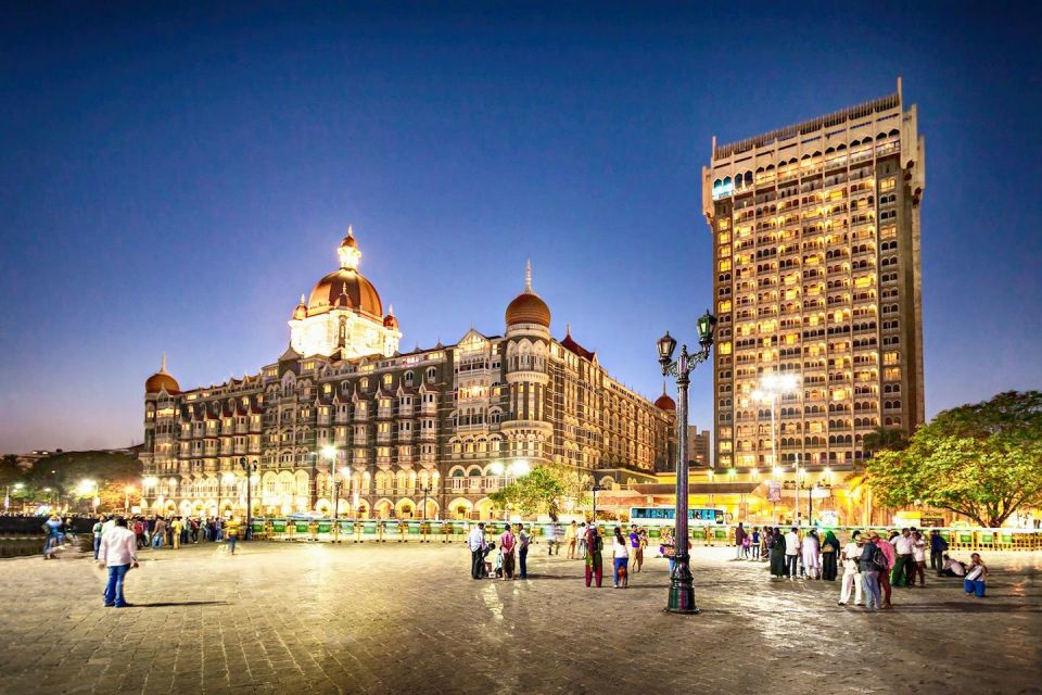Mumbai: Full-Day Sightseeing Tour of Mumbai - Marine Drive promenade: a sea view between busy stops
