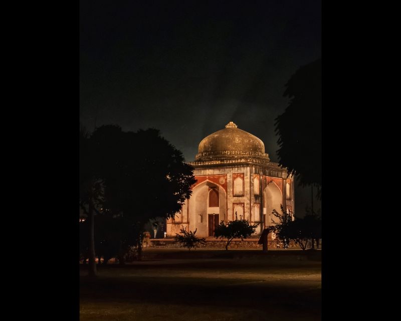 New Delhi: Guided Night Photography & Heritage Tour of Delhi - Nizamuddin at night: guided context plus dinner that fits the area