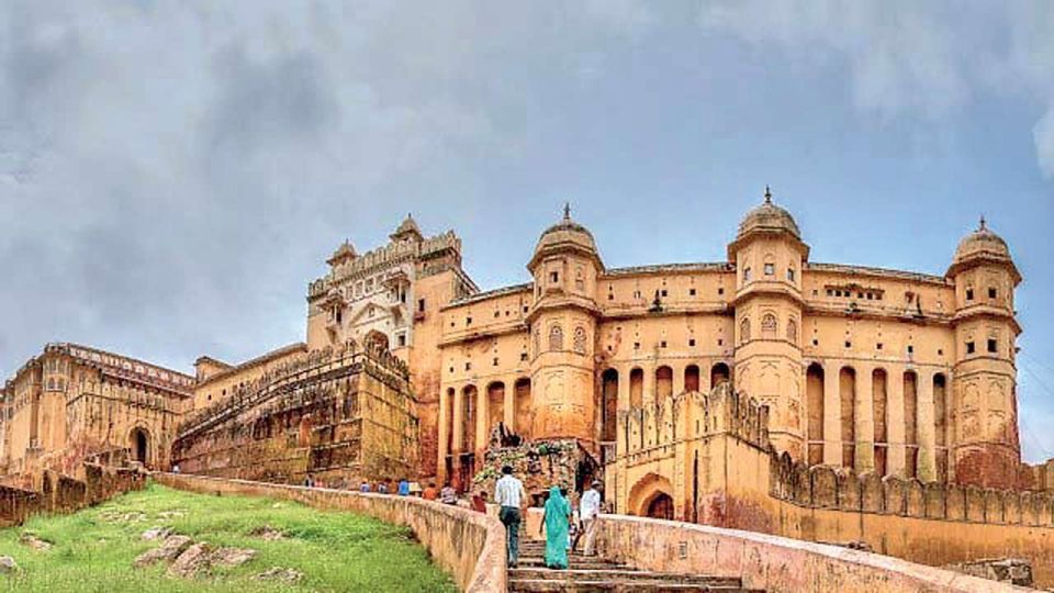 Private Jaipur sightseeing Tour by Car - All Inclusive - City Palace Jaipur (Normal Areas) and the Sheeshmahal Decision